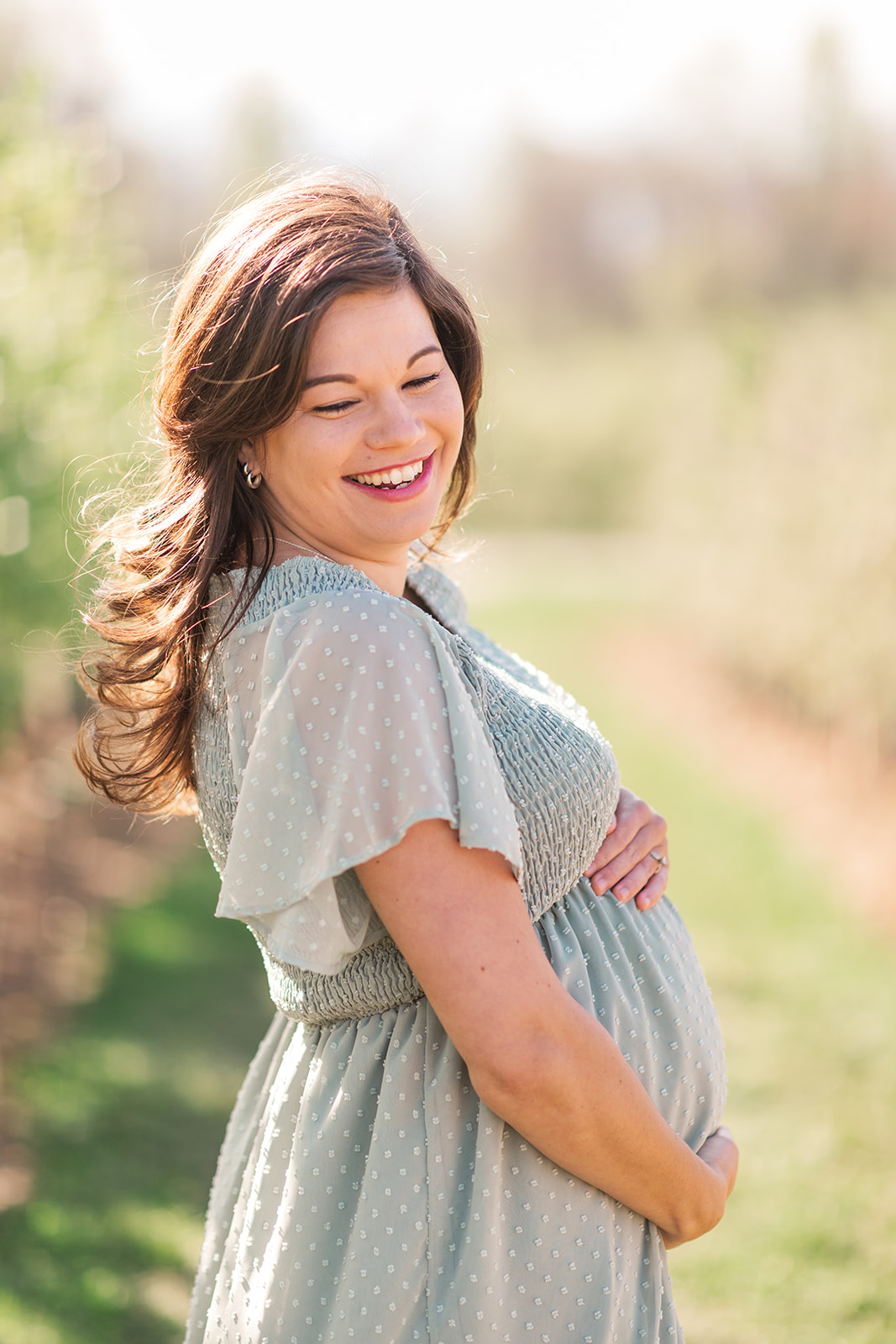 Lush green backdrop for spring maternity photography