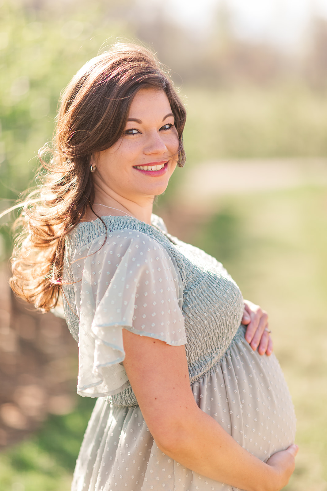 Lush green backdrop for spring maternity photography