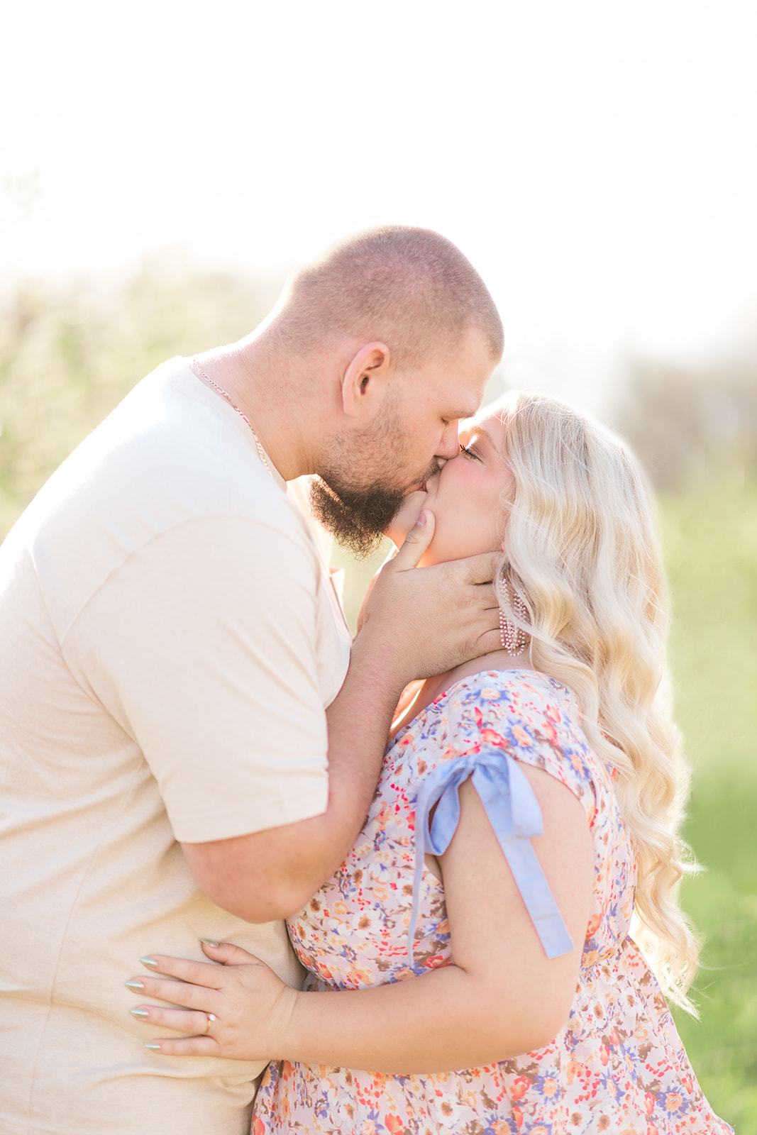 Lush green backdrop for spring maternity photography
