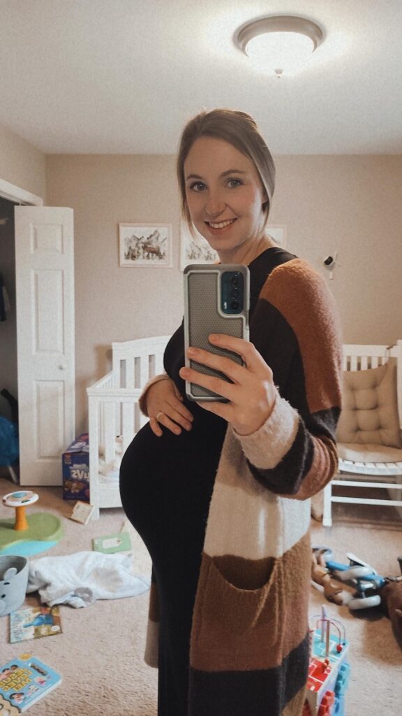 Hannah Elizabeth Photography bump photo of second child. 